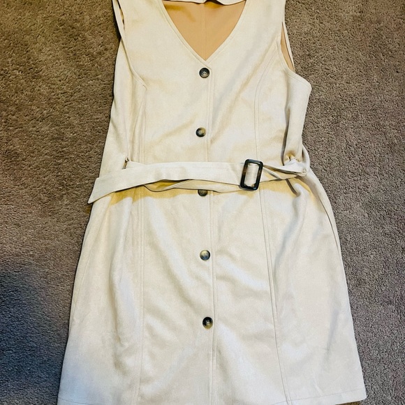 Sleeveless belted dress - Picture 4 of 6